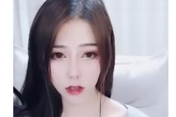 PREDSTAVLJALA SE KAO MLADA BLOGERKA, A ONDA JOJ SE FILTER POKVARIO: Usred prenosa pokazala PRAVO LICE, svi u šoku!