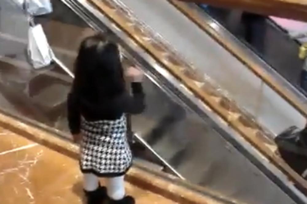 DEVOJČICA NIJE ZNALA DA JE SNIMAJU: Pogledajte šta je radila u TRŽNOM CENTRU! (VIDEO)