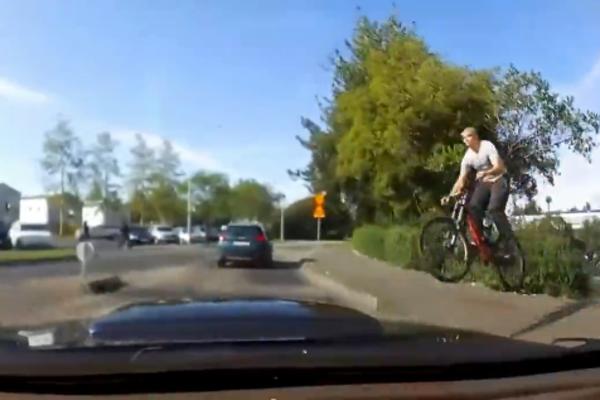 PA OVAJ JE POTPUNO LUD! Ovakvim ljudima treba ZABRANITI DA IZLAZE NAPOLJE! (VIDEO)