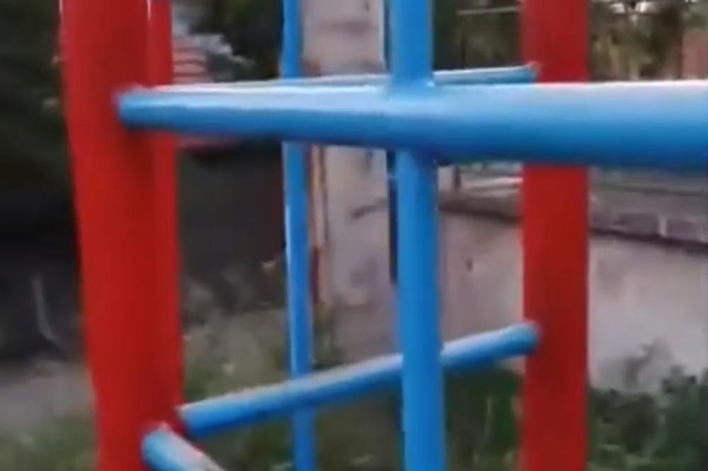 MRTVI ZEČEVI NA DEČJEM IGRALIŠTU! Deca videla nepoznatog čoveka kako štapom udara životinje!