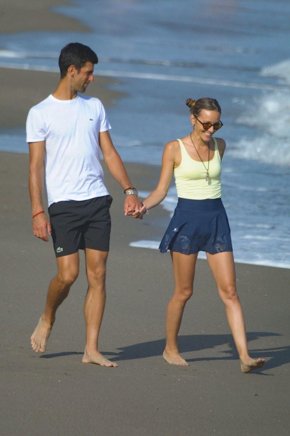 Suknja koju nosi Jelena Đoković košta svega  3.500 dinara  