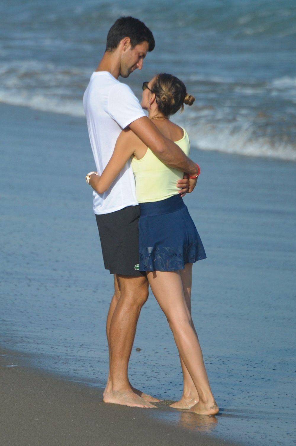 Novak i Jelena šetaju plažom u Marbelji