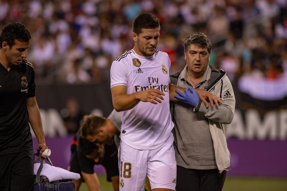 Luka Jović je dobio udarac u duelu sa Janom Oblakom