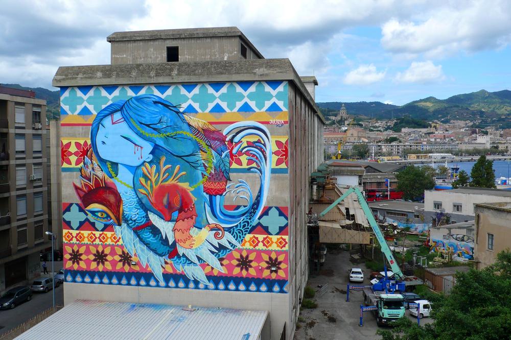 POZNATA ŠPANSKA ULIČNA UMETNICA, JULIETA XLF, SLIKA MURAL U OKVIRU FESTIVALA „REKONSTRUKCIJA“