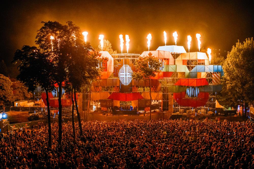 DOČEKANO ČUVENO JUTRO NA LOVEFESTU: Richie Hawtin i Seth Troxler zatvorili prvi festivalski dan