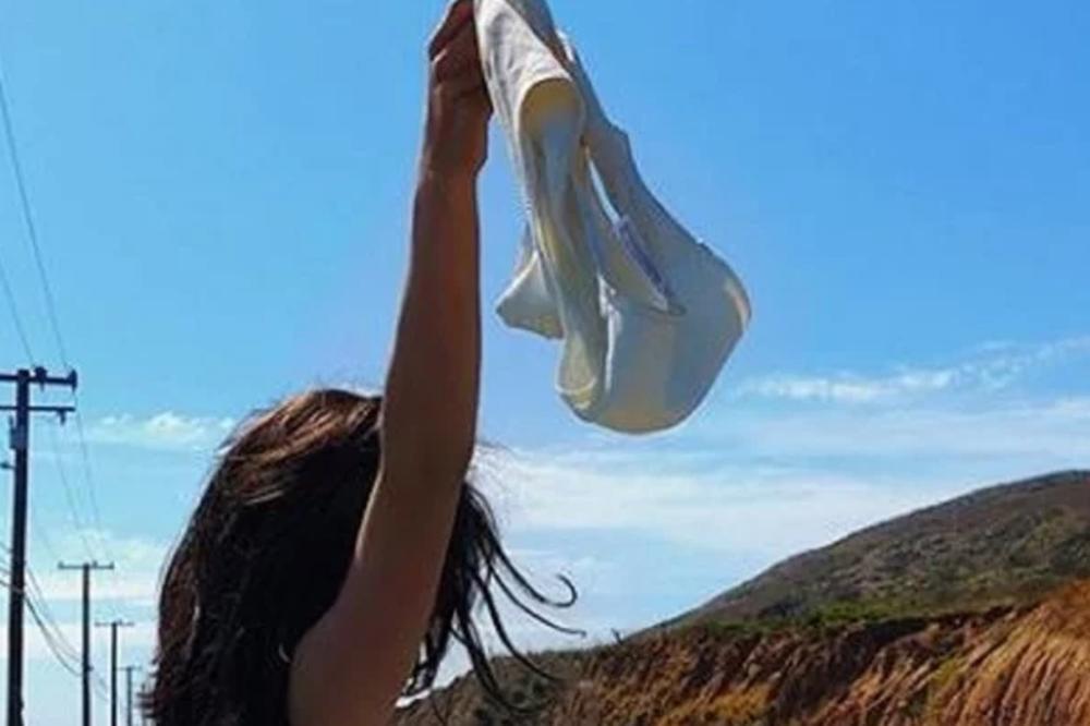 INSTAGRAMUŠA PRIHVATILA IZAZOV DA SE SKINE U TOPLES PORED AUTOPUTA! Vozačima ispadale oči! (FOTO)