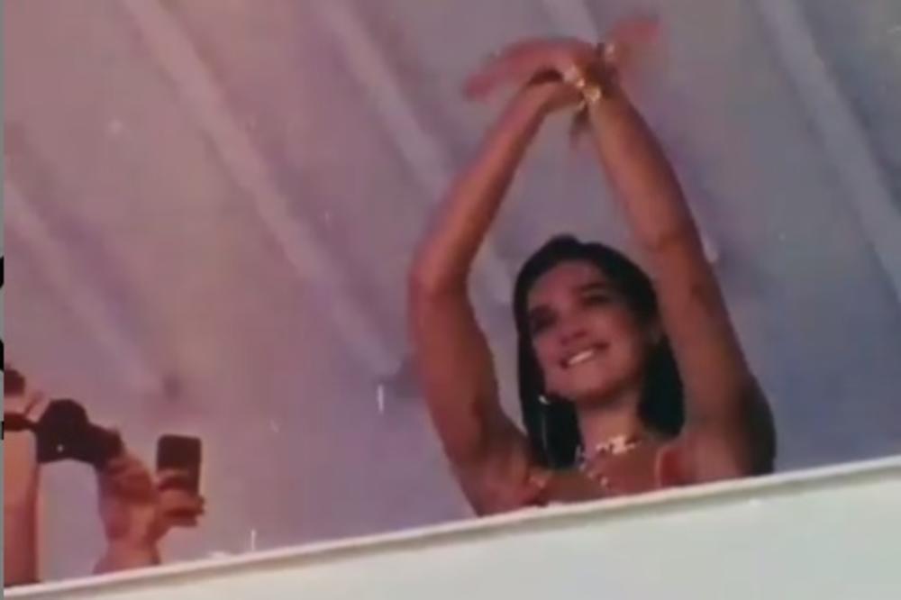 PEVAČICA POKAZALA DVOGLAVOG ORLA PRED SVIMA: Zbog ovog poteza sve oči su bile UPRTE U NJU! (VIDEO)