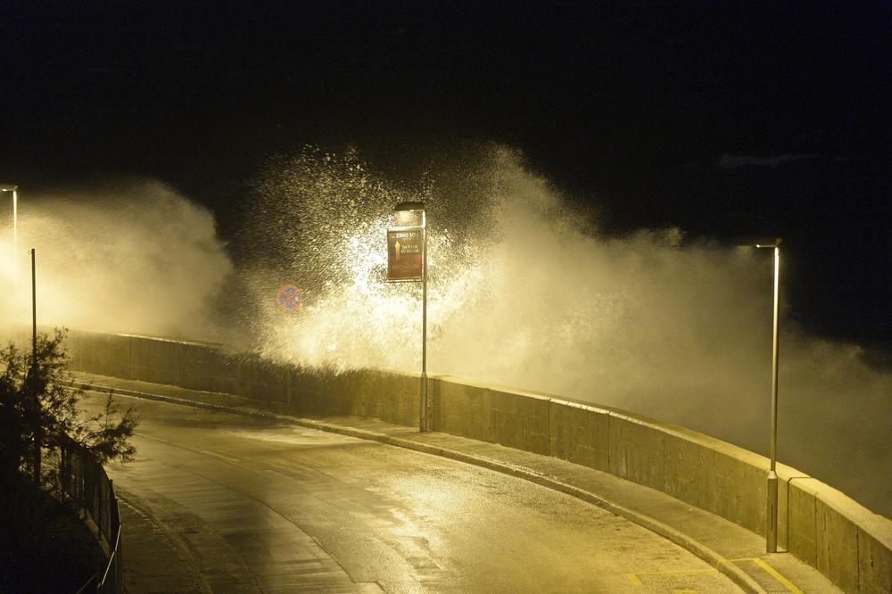 NEVREME UNIŠTAVA SAD: 11 mrtvih, dvoje se ugušilo u garaži pokušavajući da se zagreju u kolima