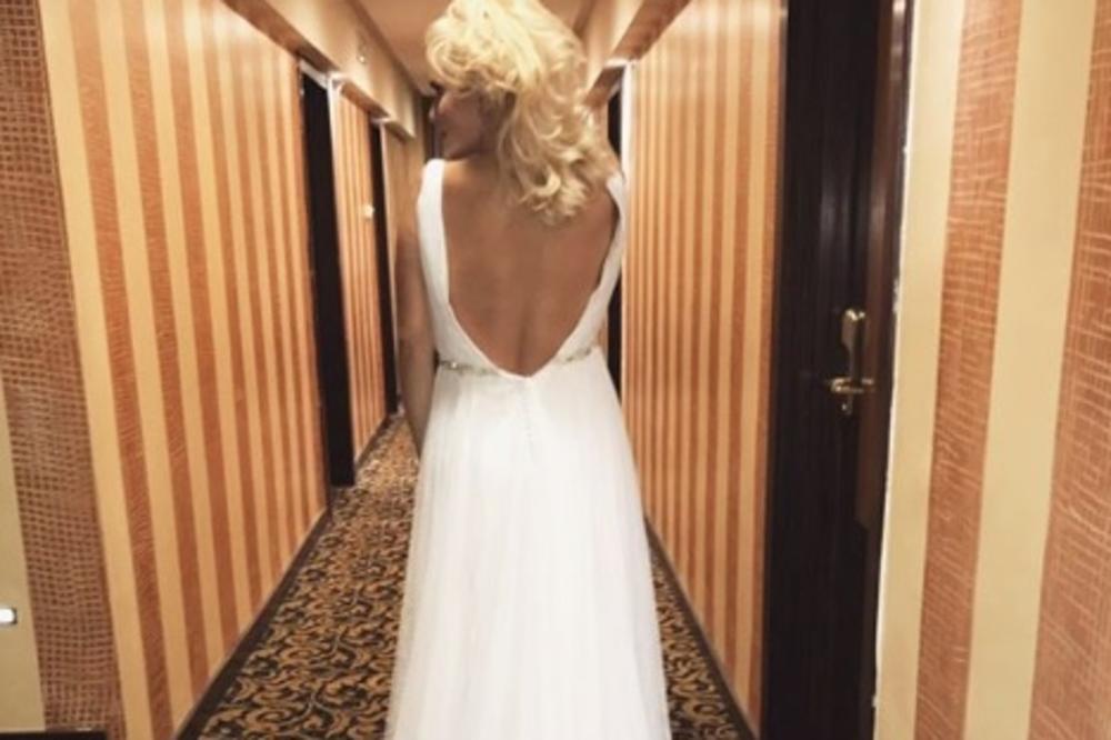 U OSMOM MESECU TRUDNOĆE NIKOLINA PROMENILA LIČNI OPIS: Plava kosa sad je CRNA, a tek kako izgleda...BOMBETINA!