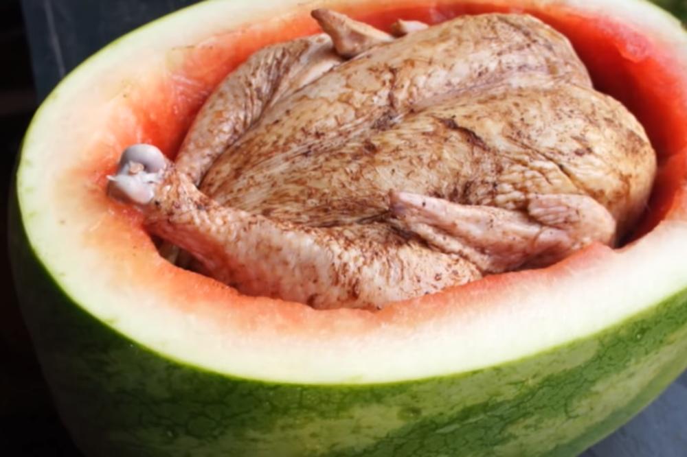 ISPECITE PILETINU U LUBENICI! Ukus će da vas oduševi, takvo nešto još niste probali! (VIDEO)