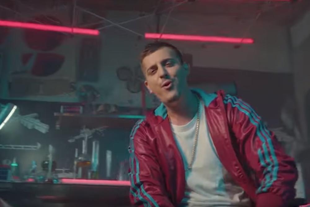 MODELSICA JE ZA NJEGA TVRDILA DA JU JE TUKAO, A ŽENE GA DANAS JURE KAO LUDE: Kontroverznog pevača proslavio TIKTOK!