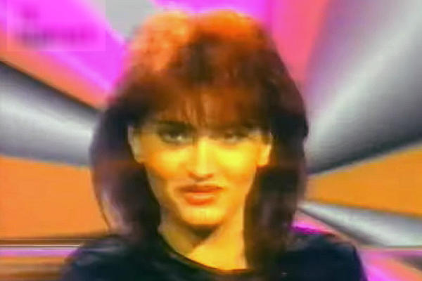 NIKADA JE NE BISTE PREPOZNALI! Na samom početku karijere je izgledala ko sa fotke sada je DRUGA OSOBA! (FOTO)