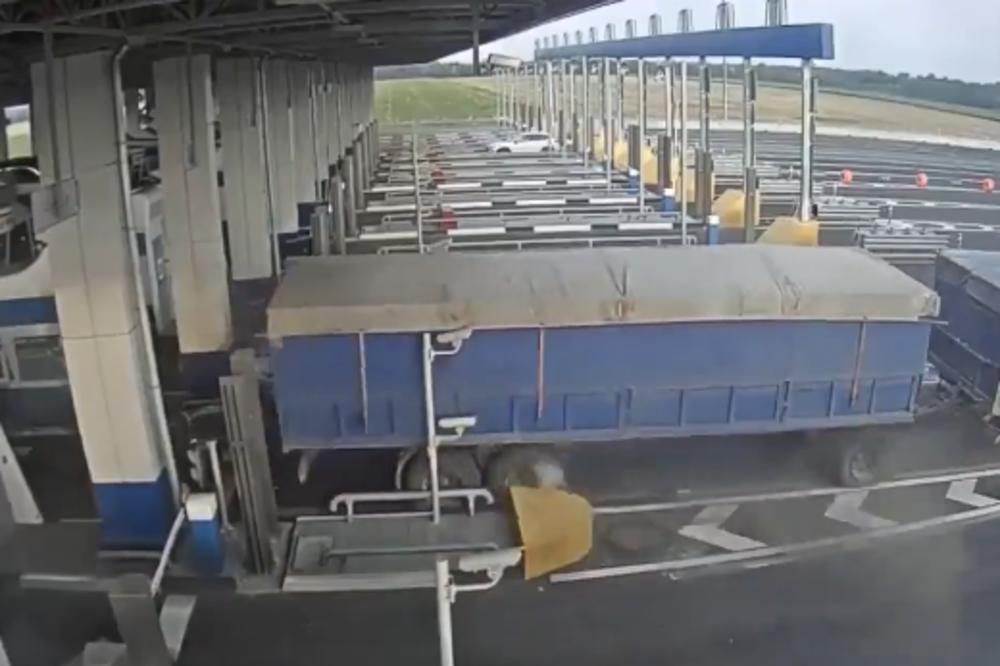 SNIMLJENA DRAMA NA NAPLATNOJ RAMPI: Izbušio TRI GUME odjednom! (VIDEO)