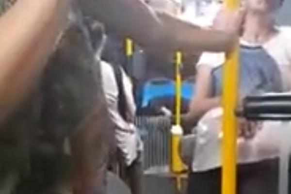 HOROR U PREPUNOM AUTOBUSU NA LINIJI 56! Momak se drogira pred ŠOKIRANIM PUTNICIMA?!