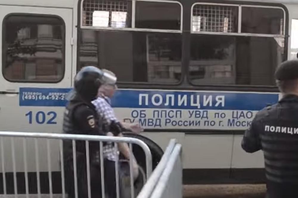 RUSKA POLICIJA BEZ MILOSTI: Uhapšene 3 NOVINARKE, protestovale zbog represije nad MEDIJIMA!