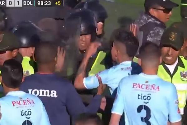 SUDIJE IZ SRBIJE, POGLEDAJTE OVO: U Boliviji nema VAR-a, ali je arbitar ipak pogledao snimak sporne situacije!