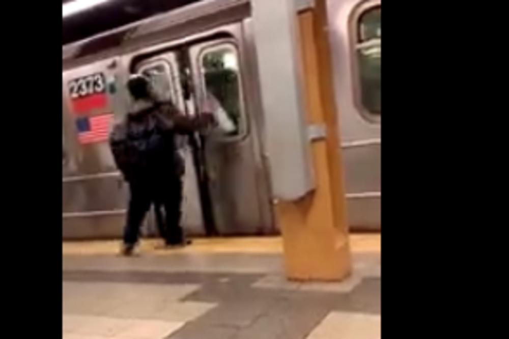 PLJUNUO JE OGROMNOG TIPA KROZ VRATA VOZA KOJA SU SE ZATVARALA: Nije računao na to da će se vrata OTVORITI! (VIDEO)