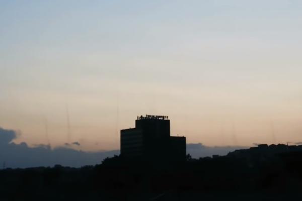 CRNI STUBOVI UPLAŠILI SVE: Stvaraju se IZNENADA, pred veče, sad konačno znamo O ČEMU JE REČ! (VIDEO)