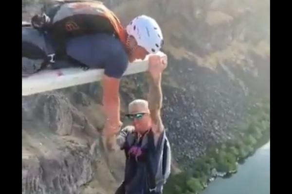 NEMOJTE DA GLEDATE OVAJ SNIMAK AKO STE OSETLJIVI! Stvarno treba da si LUD pa da probaš ovo! (VIDEO)