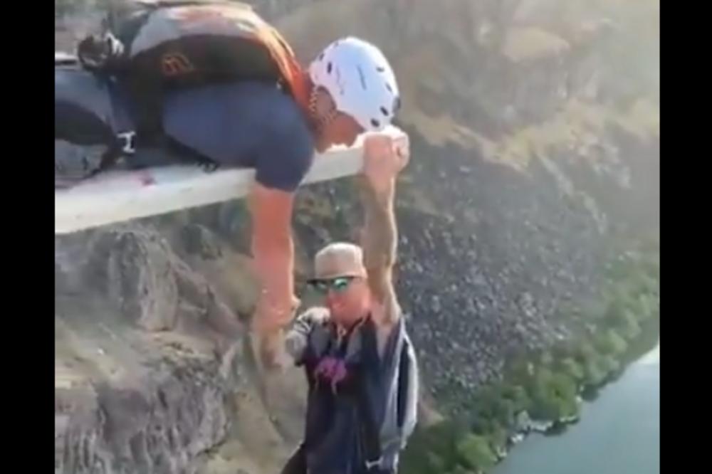 NEMOJTE DA GLEDATE OVAJ SNIMAK AKO STE OSETLJIVI! Stvarno treba da si LUD pa da probaš ovo! (VIDEO)