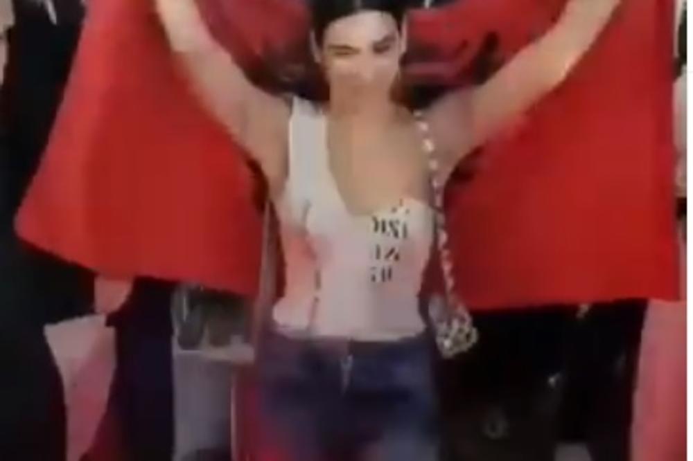 NASTAVLJA SA PROVOKACIJAMA! BOMBARDOVALI JE NEGATIVNIM KOMENTARIMA: Dua Lipa samo niže svoje ispade!