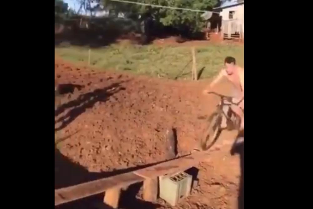 HTEO JE DA IMPRESIONIRA PRIJATELJE: A postao je SVETSKA VIRALNA SUPERZVEZDA! (VIDEO)