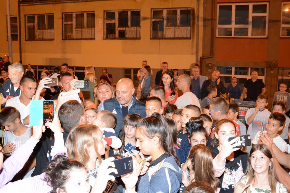 PEŠKE ĆU VAM DONETI PEHAR, AKO GA OSVOJIMO: Sašu Đorđevića savladale emocije tokom posete Leposaviću!