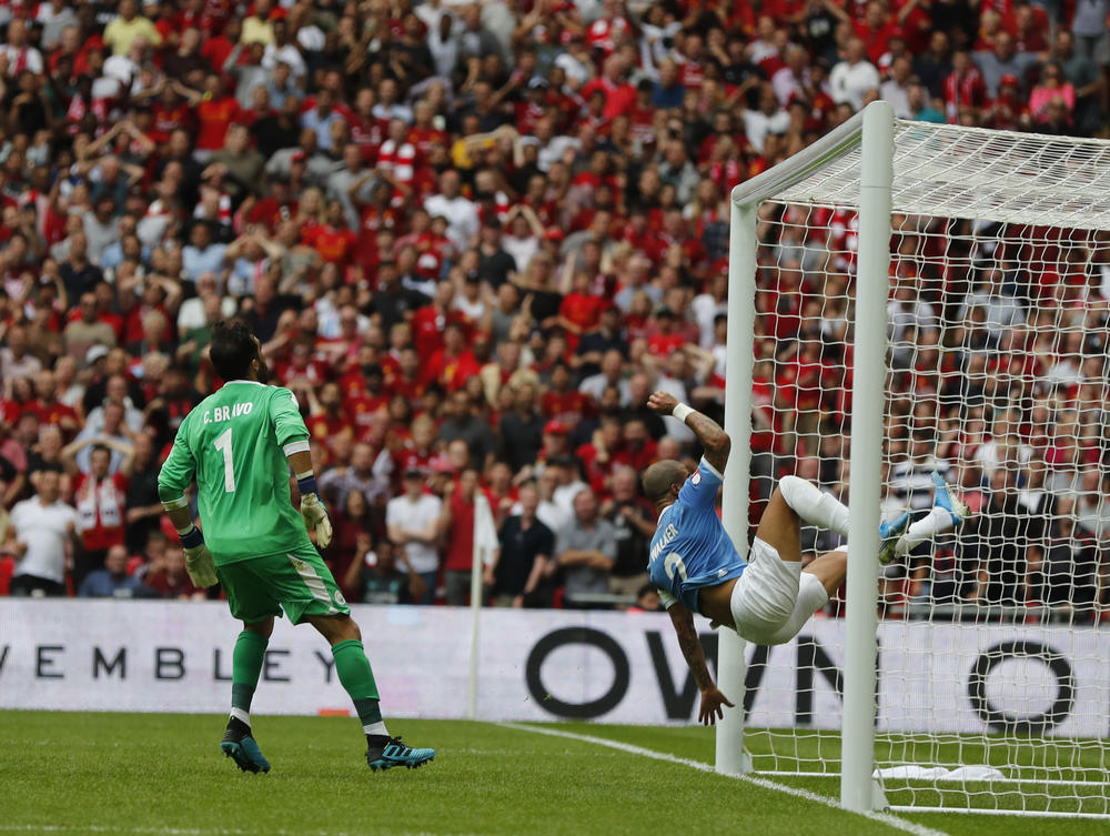 Kajl Voker sklanja loptu sa gol-linije posle šuta Salaha