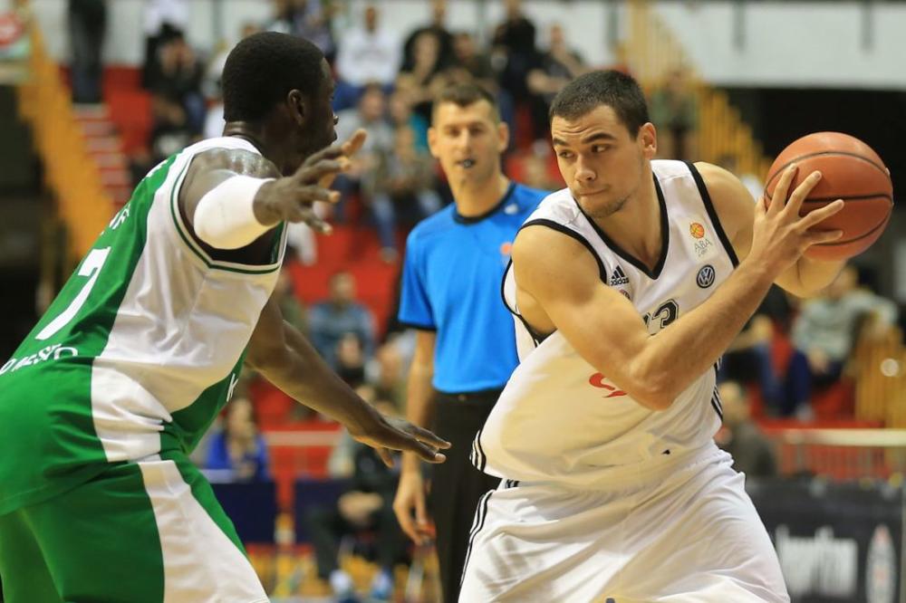 BIVŠI CENTAR PARTIZANA ŠUTIRAO TROJKE KAO NAJBOLJI BEK ŠUTER: Brojao do 49, ubacio čak 11 trojki!