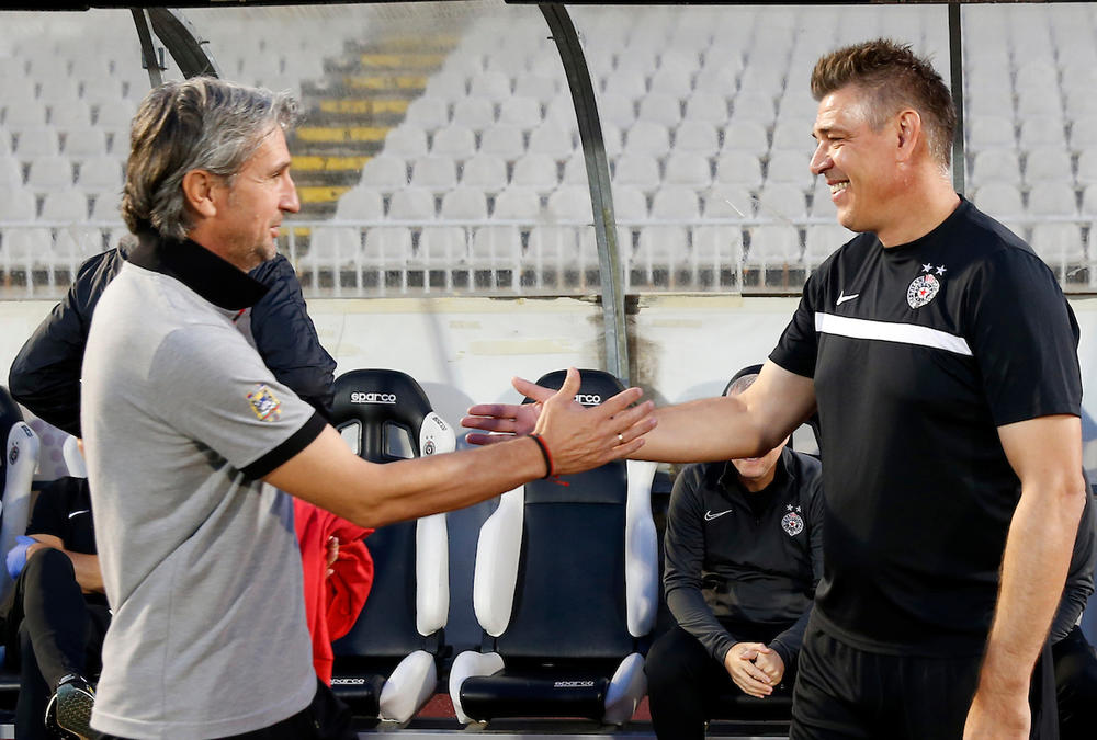 Savo Milošević se pozdravlja sa Darkom Tešovićem