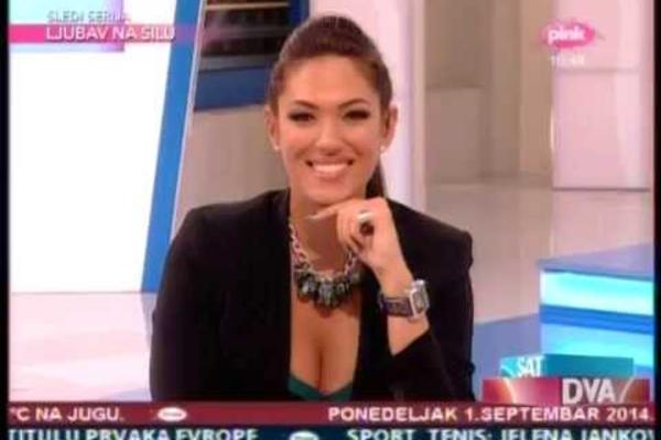 VODITELJKA DNEVNIKA UGRADILA SILIKONE? Nina Radulović skinula se u bikini i IZBACILA GRUDI NA IZVOL'TE! (FOTO)