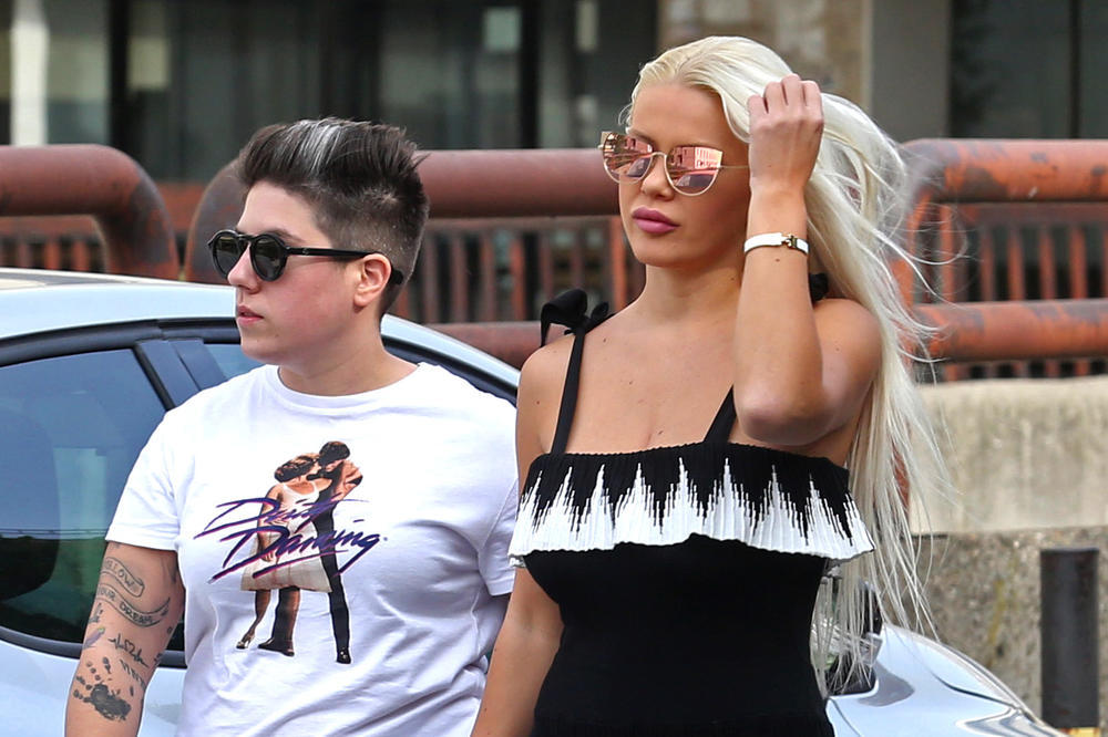 SANJA ULETELA MATOROJ U KUPATILO DOK SE KUPALA: Snimila ju je POTPUNO GOLU u kadi! (FOTO)