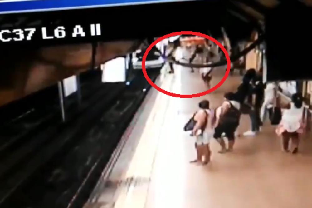 IZ ČISTA MIRA JE GURNUO ČOVEKA PRED NADOLAZEĆI VOZ! Mladić je uspeo da se spasi NEVEROVATNIM POTEZOM (VIDEO)