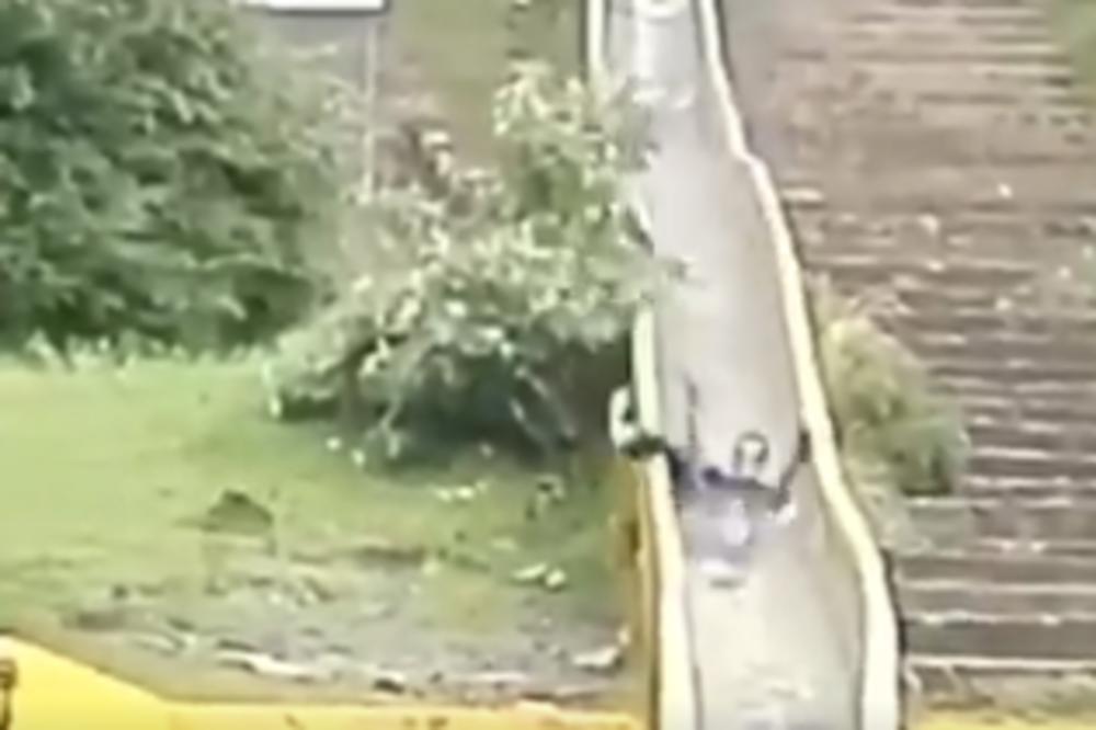 SPUŠTAO SE NIZ VODENI TOBOGAN, ALI BEZ VODE! Završilo se IZUZETNO BOLNO (VIDEO)