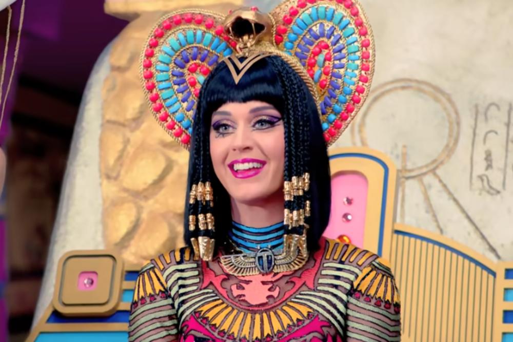 POJAVILA SE U JAVNOSTI NAKON ŠTO SU JOJ MUŽA OPTUŽILI ZA ZLOSTAVLJANJE: Otkrila je da ČUVA isitinu za "crne dane"