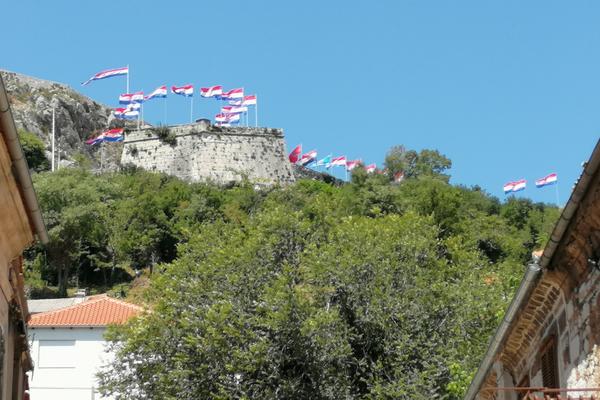 MANJE LJUDI U KNINU NA OBELEŽAVANJU GODIŠNJICE "OLUJE"! Hrvatski mediji obelodanili RAZLOG!