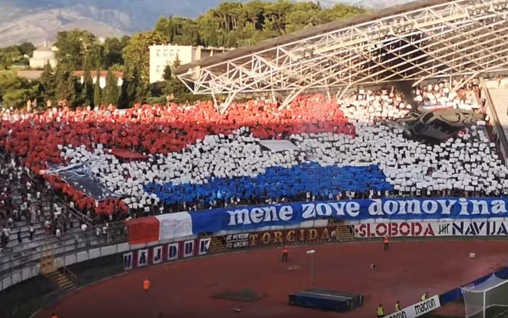 Koreografija Torcide prikazuje kako gori tenk vojske JNA