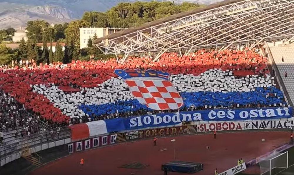 Šahovnica preko cele tribine je raširena na kraju koreografije