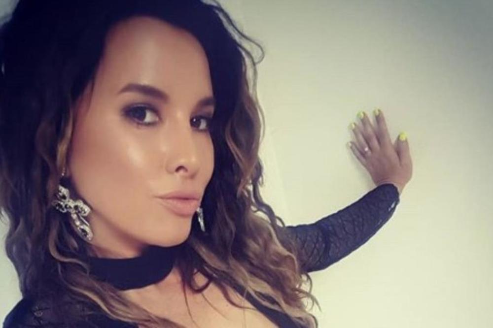 NIVES CELZIJUS GOLA U ČIPKI IZAZOVNO POZIRA: Zapalila Instagram, od oblina OČI ISPADAJU, SVE SE VIDI! (FOTO)