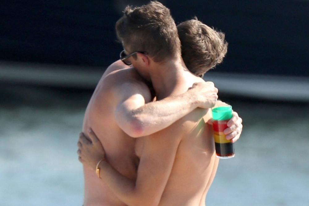 ON JE OMILJENI GLUMAC U SRBIJI, A MALO KO ZNA ZA NJEGOVU GEJ VEZU: Isplivale VRELE FOTKE s kolegom! Ne kriju LJUBAV