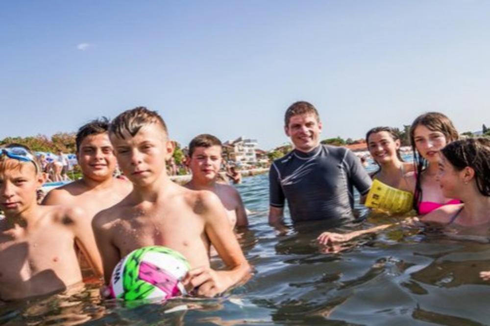 MNOGI MU ZAMERAJU NEKE STVARI, ALI KO OD VAS BI URADIO OVAKO NEŠTO? Poznati Francuz odveo 43 dece s Kosova na more