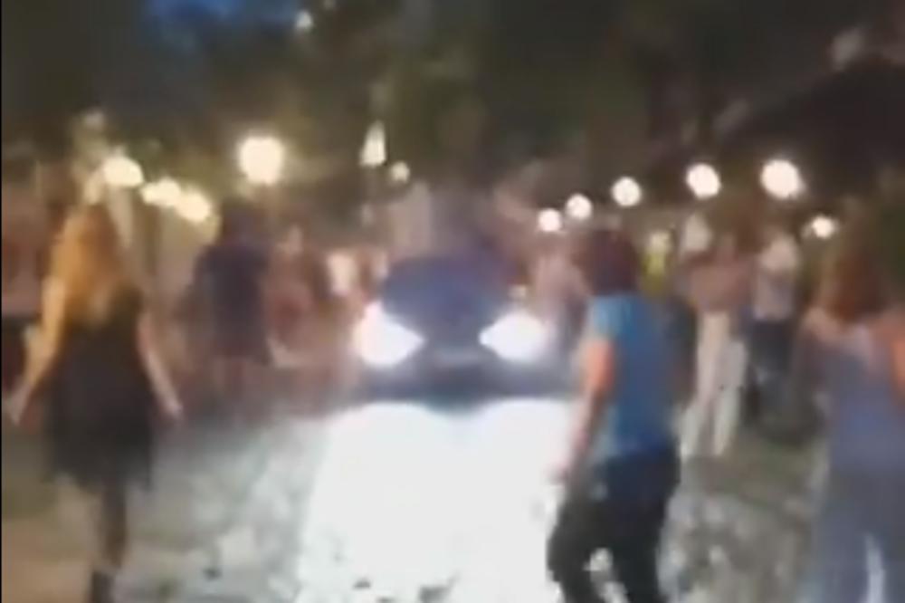 DA LI JE OVO NAJBAHATIJI IDIOT U BEOGRADU? Pred stotinama ljudi piči AUTOM KROZ SKADARLIJU (VIDEO)
