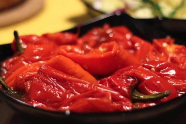 ZA PRSTE SE LEPE KOLIKO SU DOBRE: Ovako se najbolje spremaju KISELE PAPRIKE (RECEPT) (VIDEO)