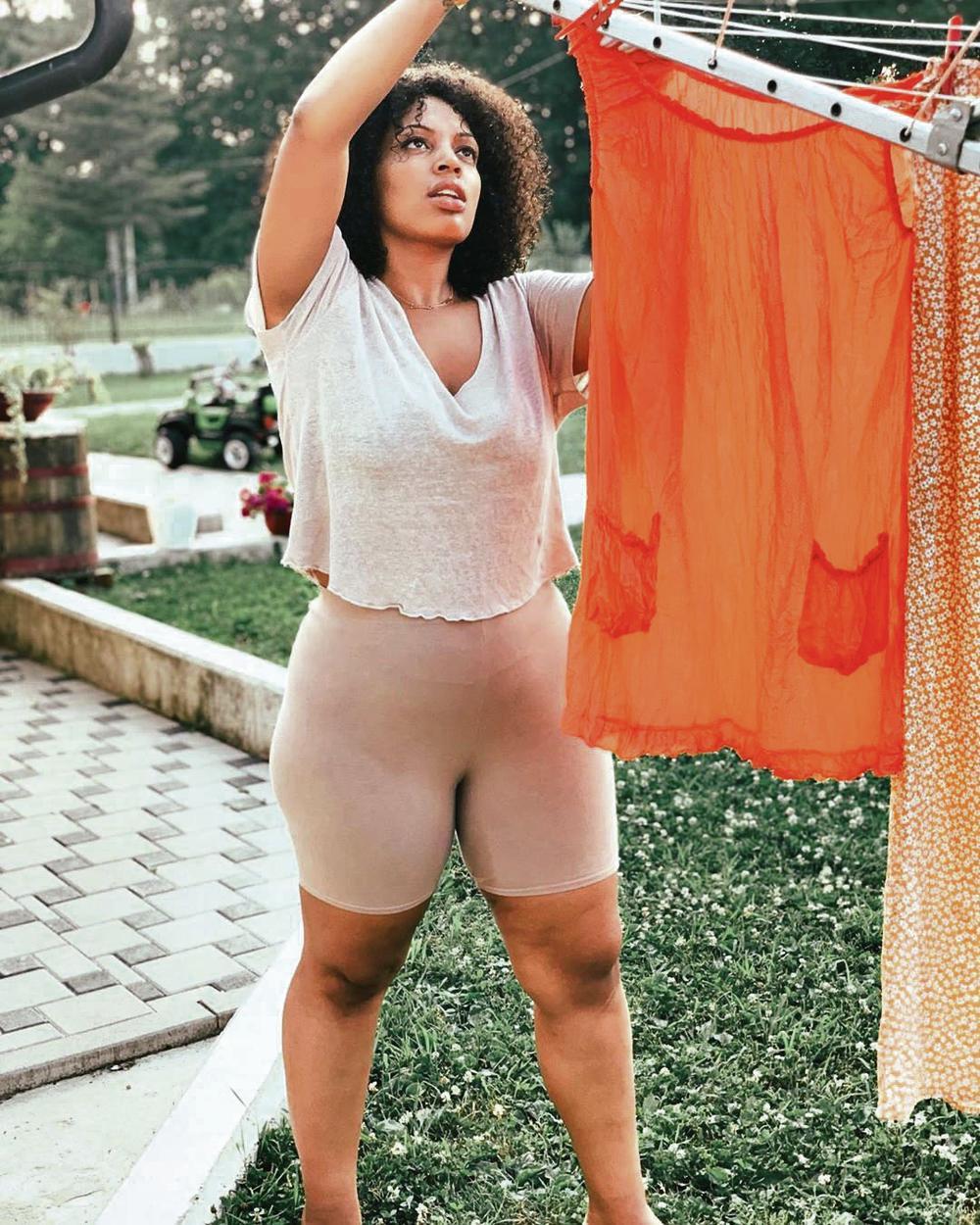 Supruga Kuzmića pomaže u kućnim poslovima  