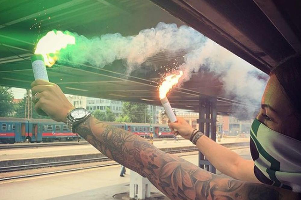 UPALILA JE BAKLJU I KRENULA U ZAGREB: Stiže fatalna navijačica na Maksimir - Bed Blu Bojsi ne znaju šta će!