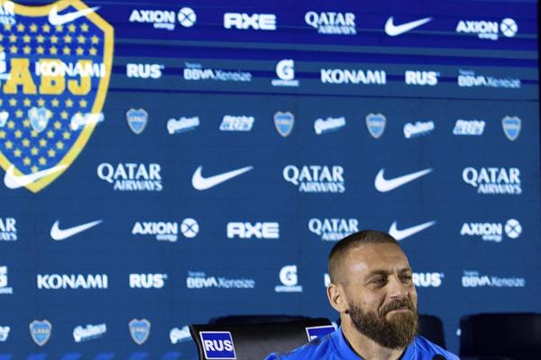 POSLEDNJI FUDBALSKI ROMANTIK: Zarobljeni dečak u telu čoveka koji je umesto novca jurio za svojim snovima...