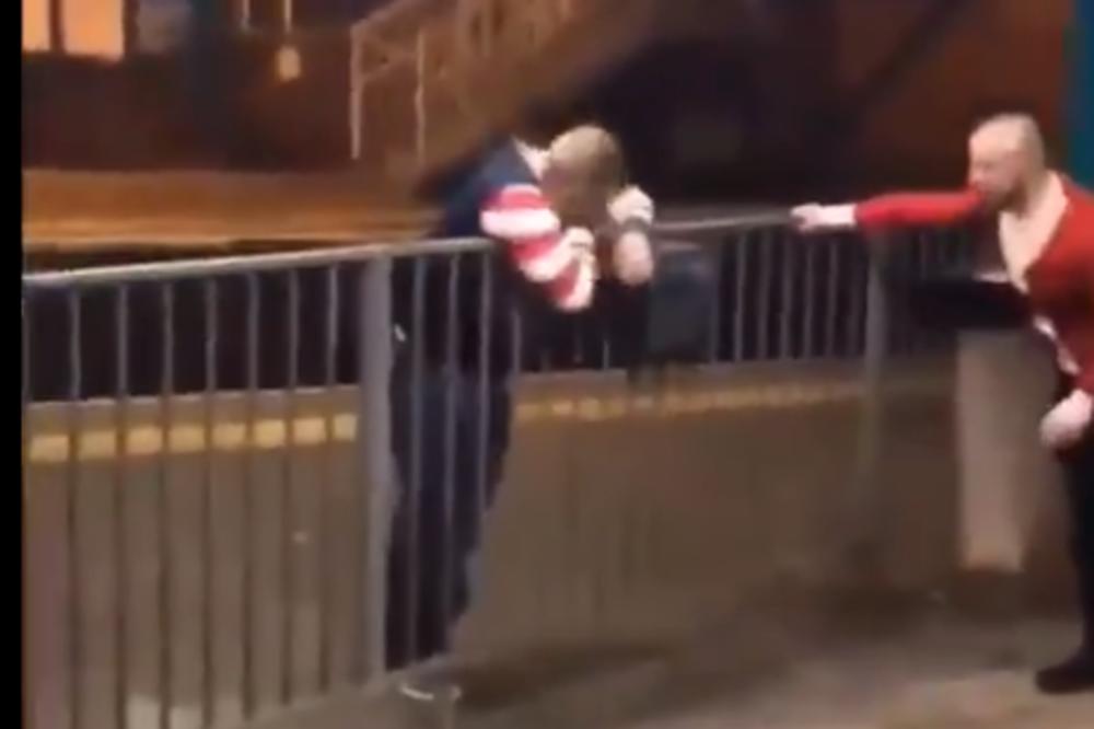 MRTAV PIJAN JE POKUŠAVAO DA PRESKOČI OGRADU! Kada je konačno uspeo, dočekao se NA GLAVU (VIDEO)