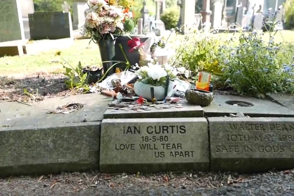 Vandalizovan grob Ijana Kertisa