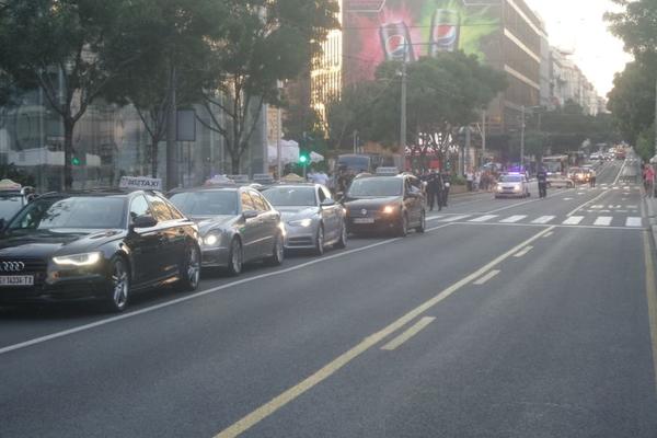 TAKSISTI U PONEDELJAK BLOKIRAJU CEO BEOGRAD! Na protestu će biti 3.000 vozila!