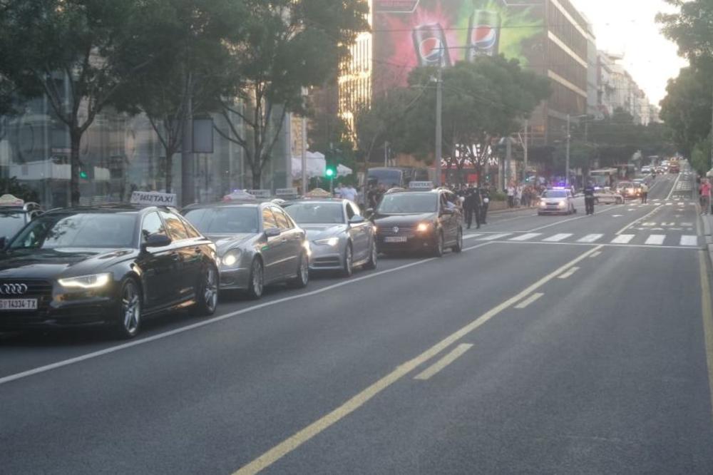 TAKSISTI U PONEDELJAK BLOKIRAJU CEO BEOGRAD! Na protestu će biti 3.000 vozila!